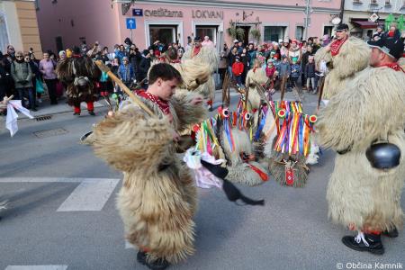 Kamnik so obiskali koranti iz Zamušanov pri Ptuju in v mestno jedro privabili nepregledno množico, željno ogleda tradicionalne pustne šege (64)